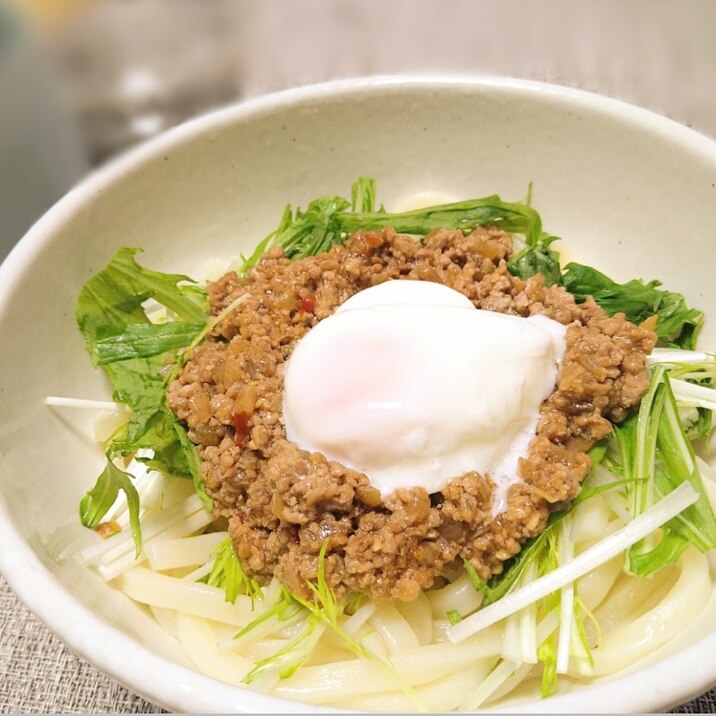 簡単お昼ごはん　温玉肉味噌まぜうどん